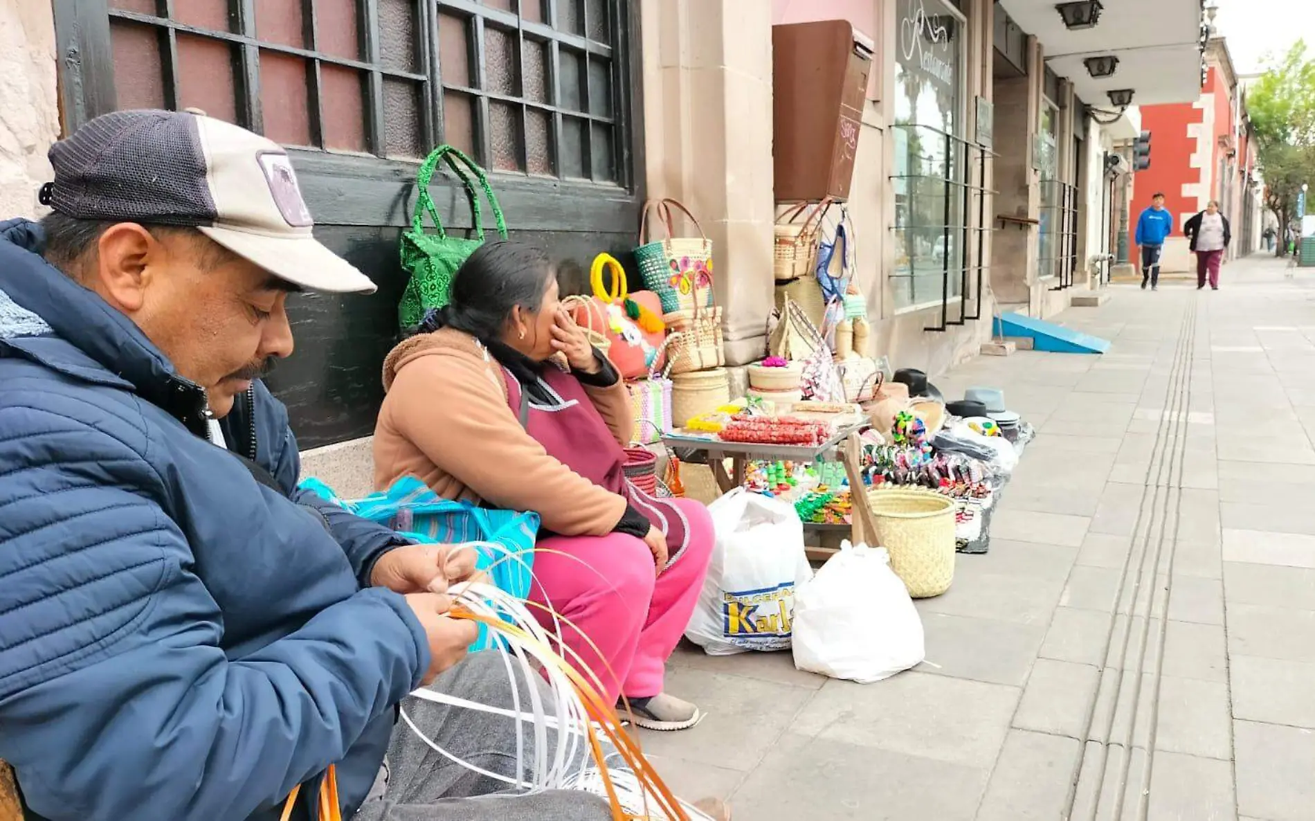 Artesanos oaxaqueños exhiben sus mercancías en calles de Durango